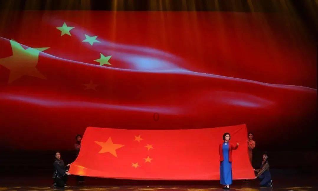 南京街头巷尾开始有年味了,南京地铁贴上了春联,南京地铁年味儿一下就上来了